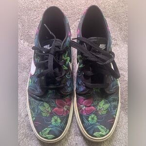 Nike TOKI floral men’s shoes. Size 11 . Pre owned